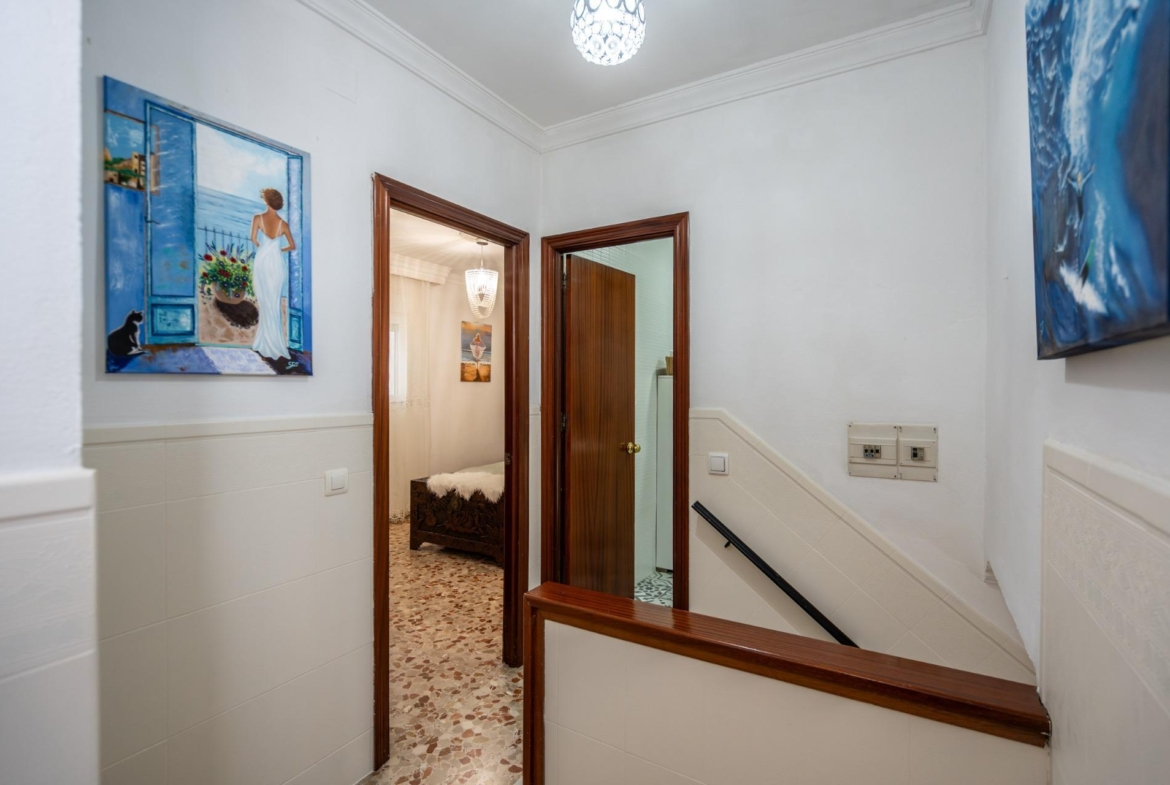 CORTIJO ANDALUZ CON VARIAS EDIFICACIONES, PISCINA Y 8.000 M² DE TERRENO EN CHICLANA DE LA FRONTERA E