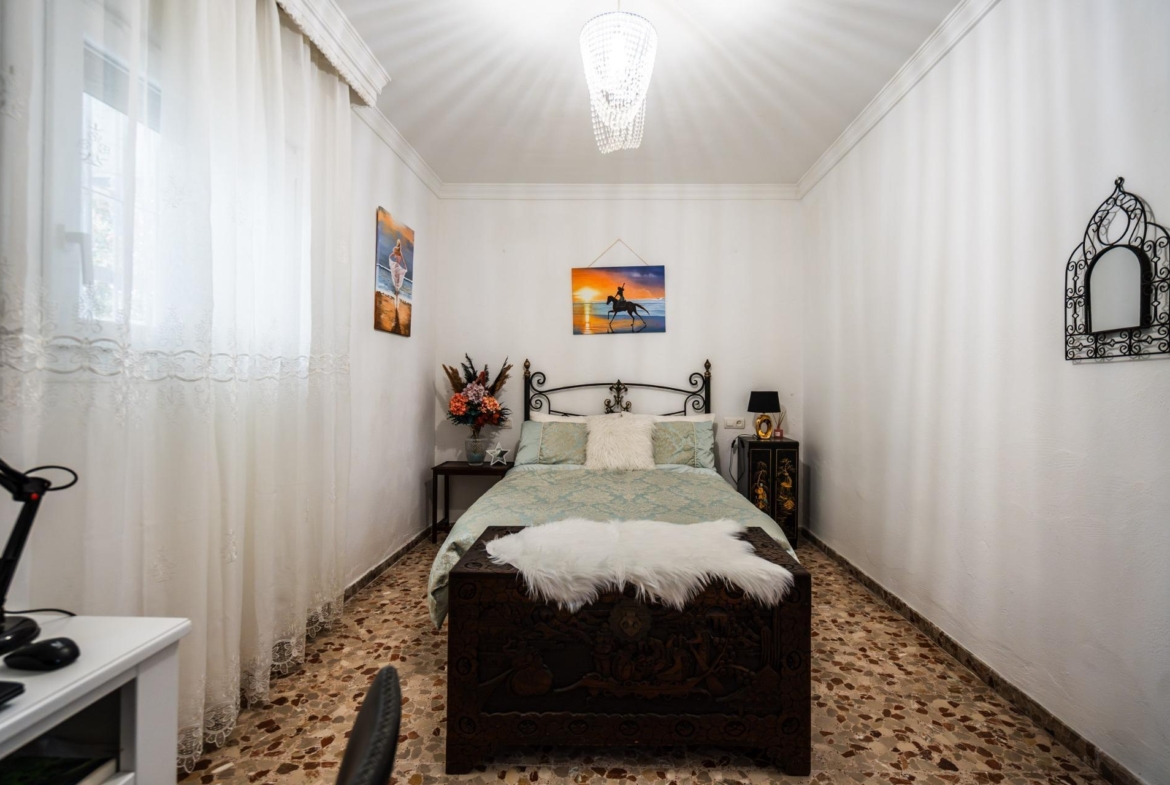 CORTIJO ANDALUZ CON VARIAS EDIFICACIONES, PISCINA Y 8.000 M² DE TERRENO EN CHICLANA DE LA FRONTERA E