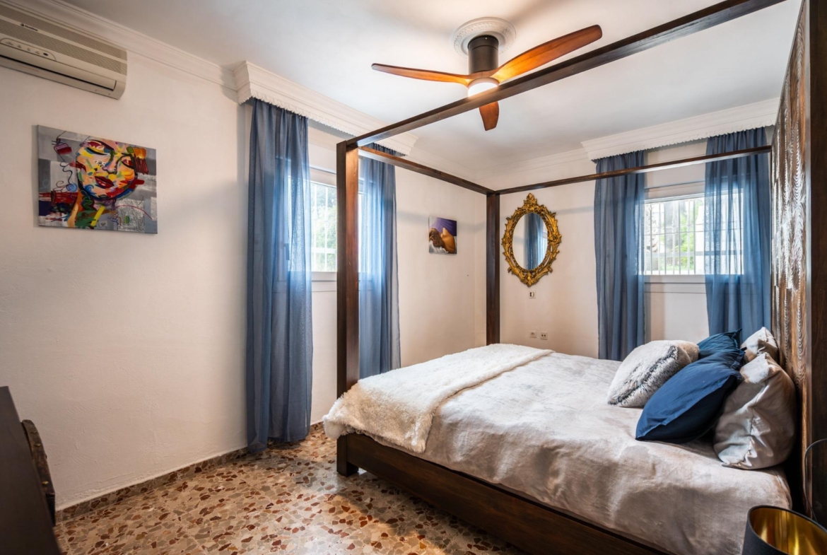 CORTIJO ANDALUZ CON VARIAS EDIFICACIONES, PISCINA Y 8.000 M² DE TERRENO EN CHICLANA DE LA FRONTERA E