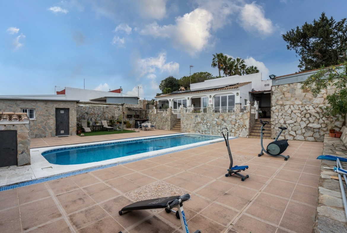 CORTIJO ANDALUZ CON VARIAS EDIFICACIONES, PISCINA Y 8.000 M² DE TERRENO EN CHICLANA DE LA FRONTERA E