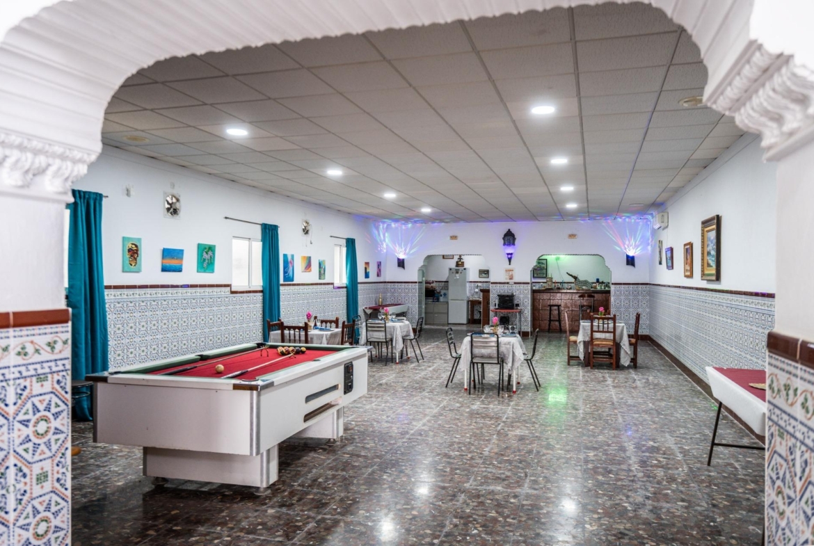 CORTIJO ANDALUZ CON VARIAS EDIFICACIONES, PISCINA Y 8.000 M² DE TERRENO EN CHICLANA DE LA FRONTERA E