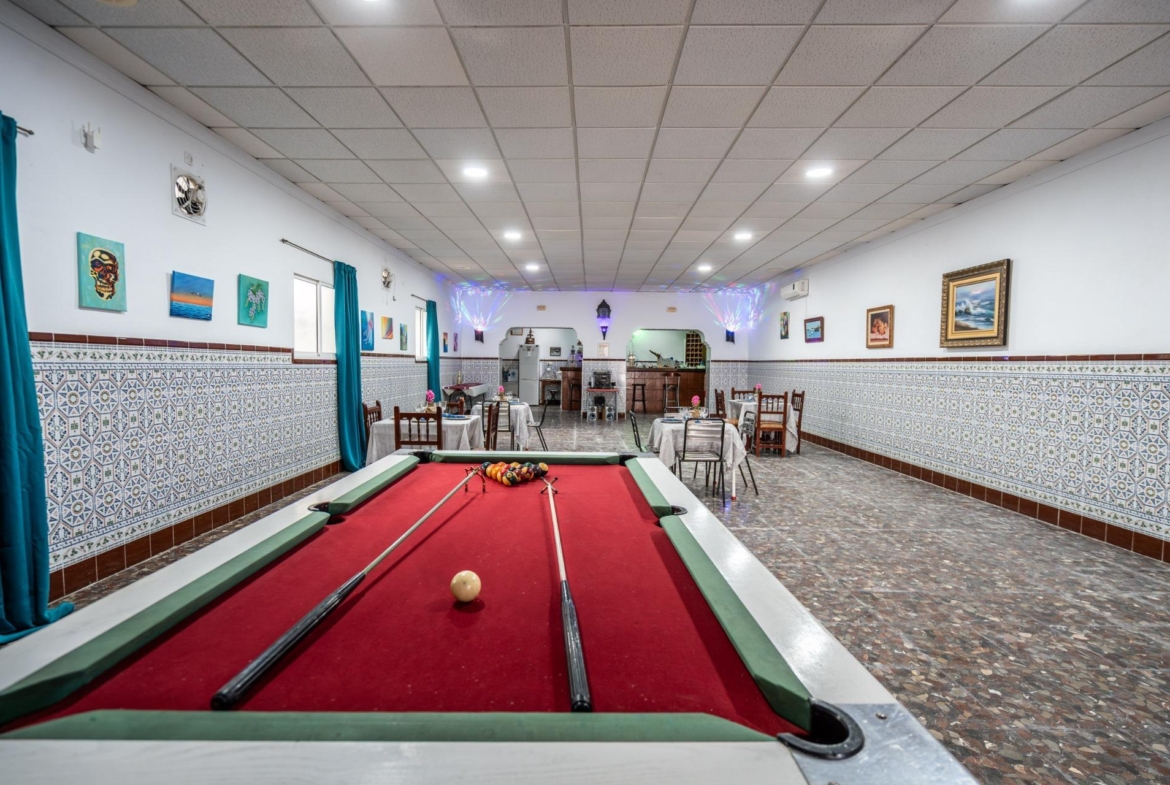 CORTIJO ANDALUZ CON VARIAS EDIFICACIONES, PISCINA Y 8.000 M² DE TERRENO EN CHICLANA DE LA FRONTERA E