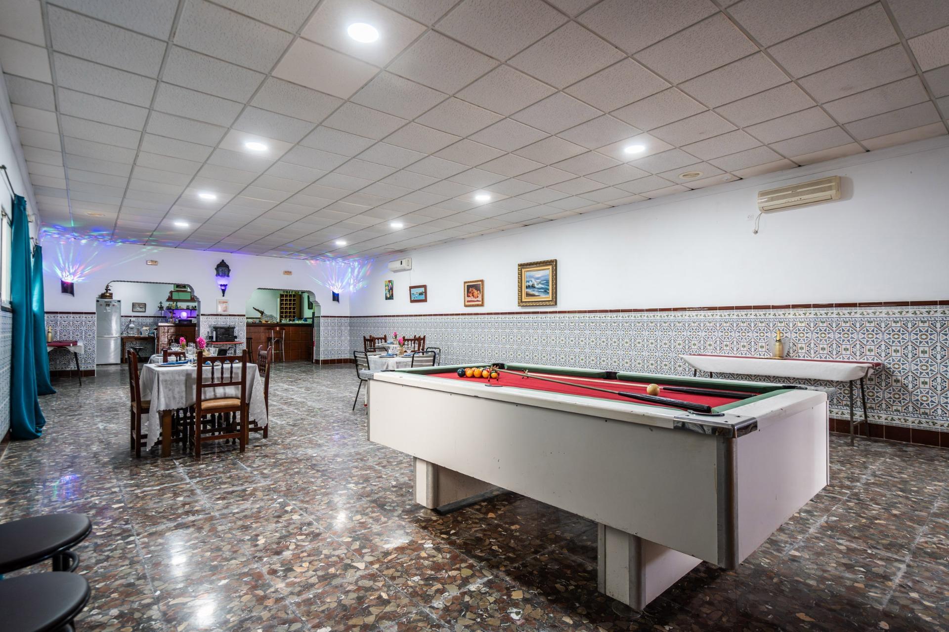 50-50 CORTIJO ANDALUZ CON VARIAS EDIFICACIONES, PISCINA Y 8.000 M² DE TERRENO EN CHICLANA DE LA FRONTERA E