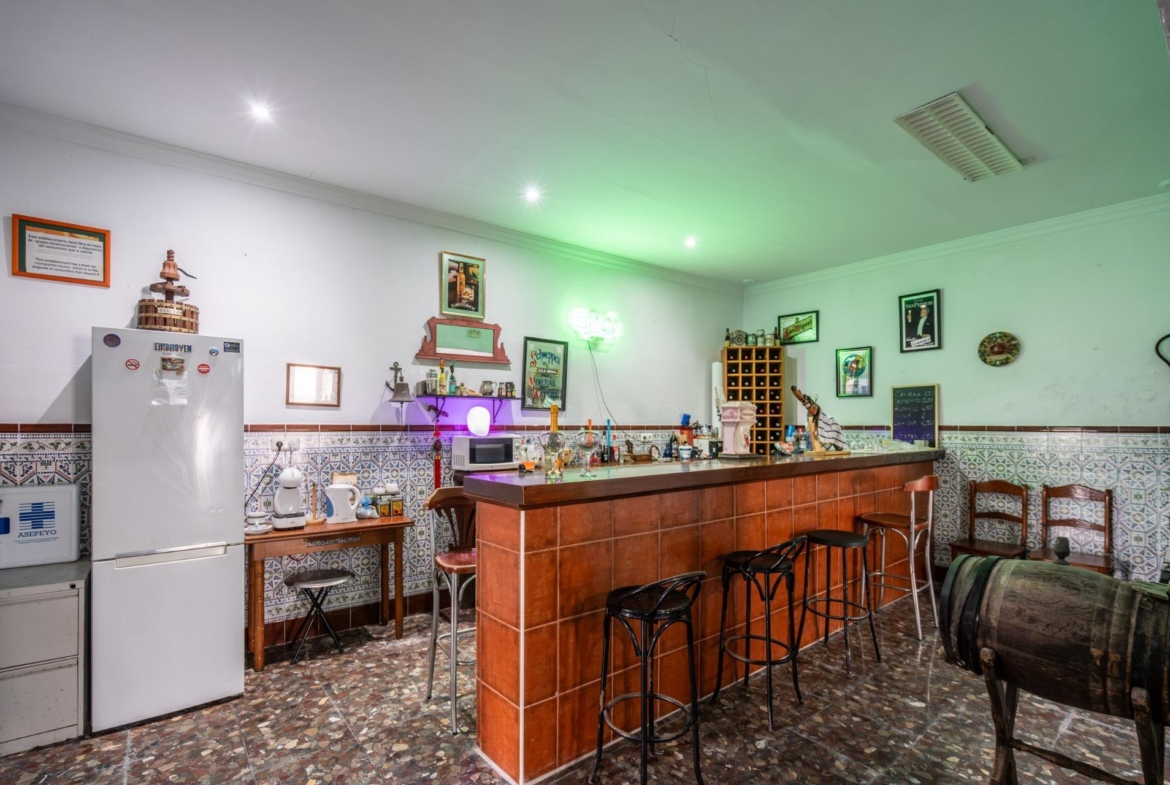 CORTIJO ANDALUZ CON VARIAS EDIFICACIONES, PISCINA Y 8.000 M² DE TERRENO EN CHICLANA DE LA FRONTERA E
