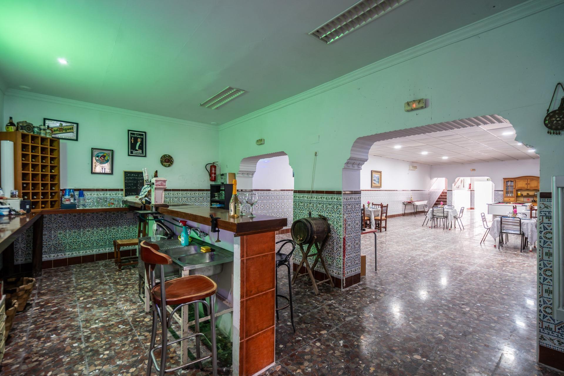 50-53 CORTIJO ANDALUZ CON VARIAS EDIFICACIONES, PISCINA Y 8.000 M² DE TERRENO EN CHICLANA DE LA FRONTERA E