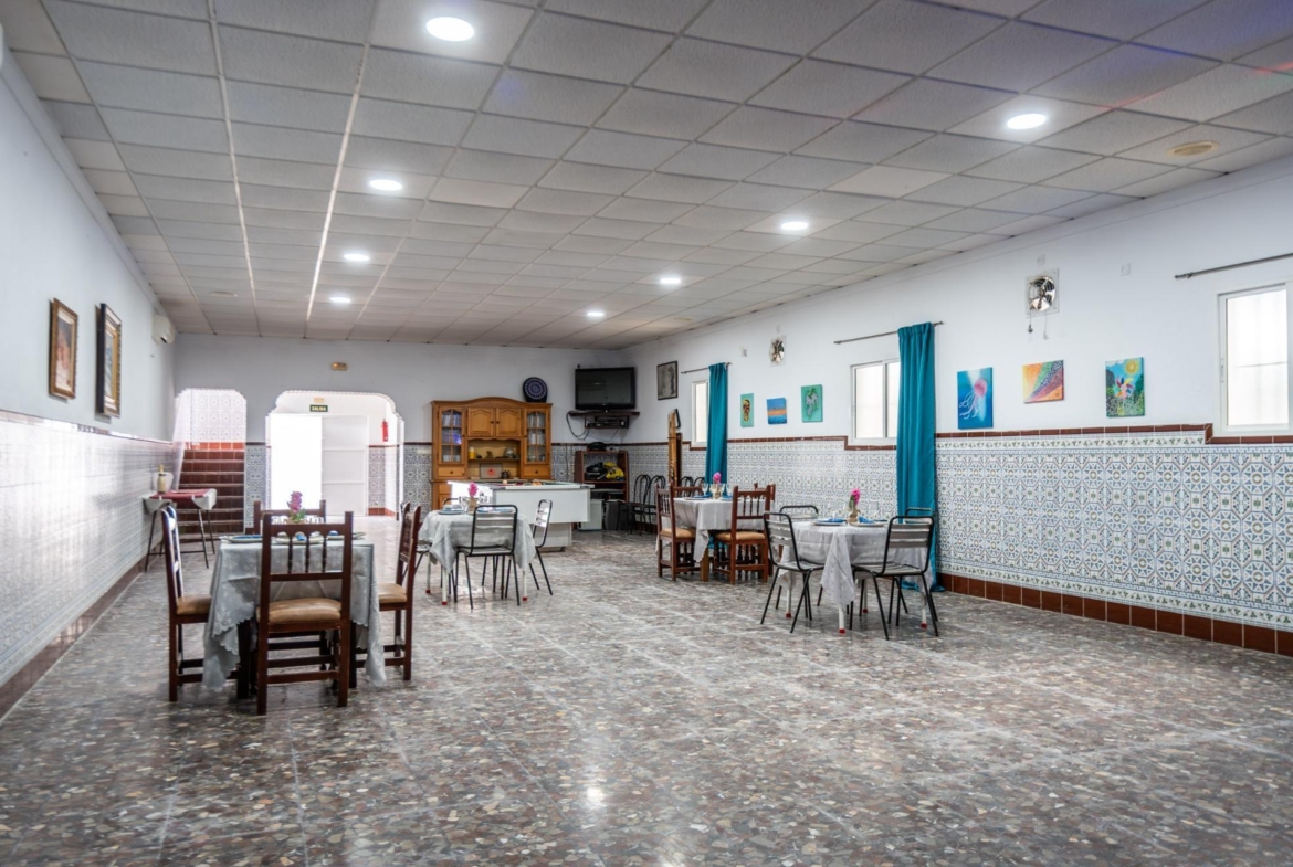 CORTIJO ANDALUZ CON VARIAS EDIFICACIONES, PISCINA Y 8.000 M² DE TERRENO EN CHICLANA DE LA FRONTERA E