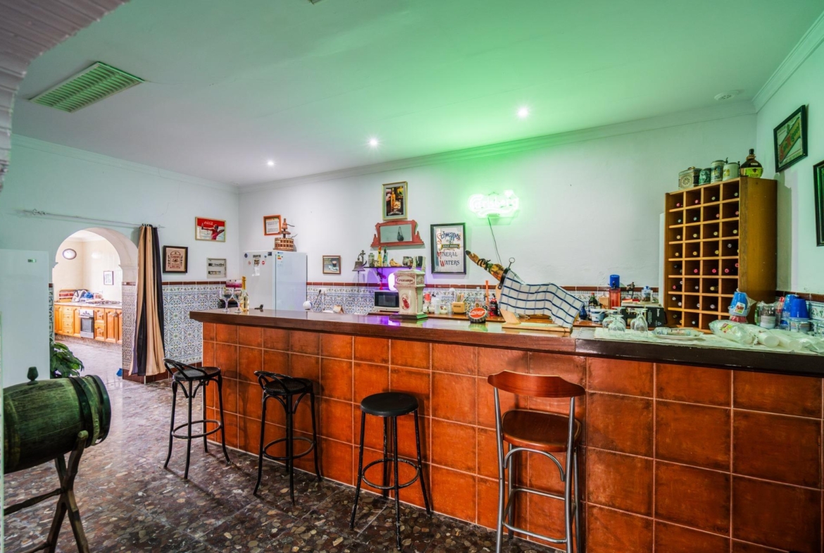 CORTIJO ANDALUZ CON VARIAS EDIFICACIONES, PISCINA Y 8.000 M² DE TERRENO EN CHICLANA DE LA FRONTERA E
