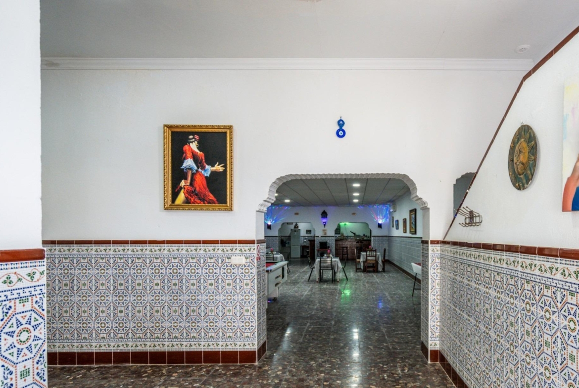 CORTIJO ANDALUZ CON VARIAS EDIFICACIONES, PISCINA Y 8.000 M² DE TERRENO EN CHICLANA DE LA FRONTERA E