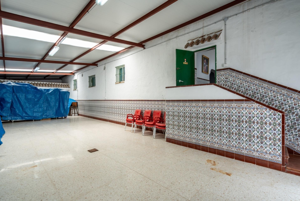 CORTIJO ANDALUZ CON VARIAS EDIFICACIONES, PISCINA Y 8.000 M² DE TERRENO EN CHICLANA DE LA FRONTERA E