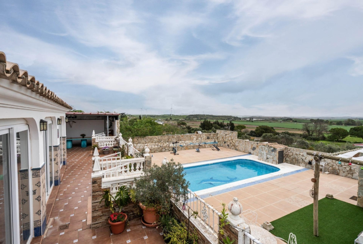 CORTIJO ANDALUZ CON VARIAS EDIFICACIONES, PISCINA Y 8.000 M² DE TERRENO EN CHICLANA DE LA FRONTERA E