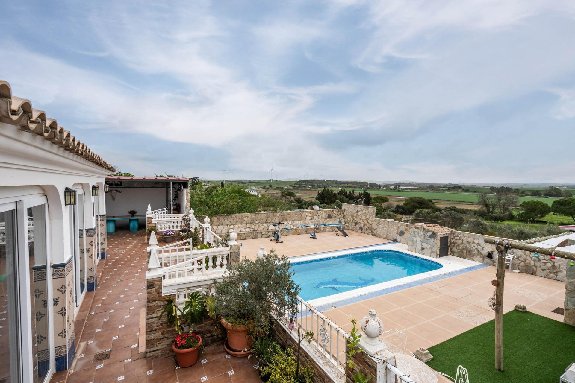 50-66 CORTIJO ANDALUZ CON VARIAS EDIFICACIONES, PISCINA Y 8.000 M² DE TERRENO EN CHICLANA DE LA FRONTERA E