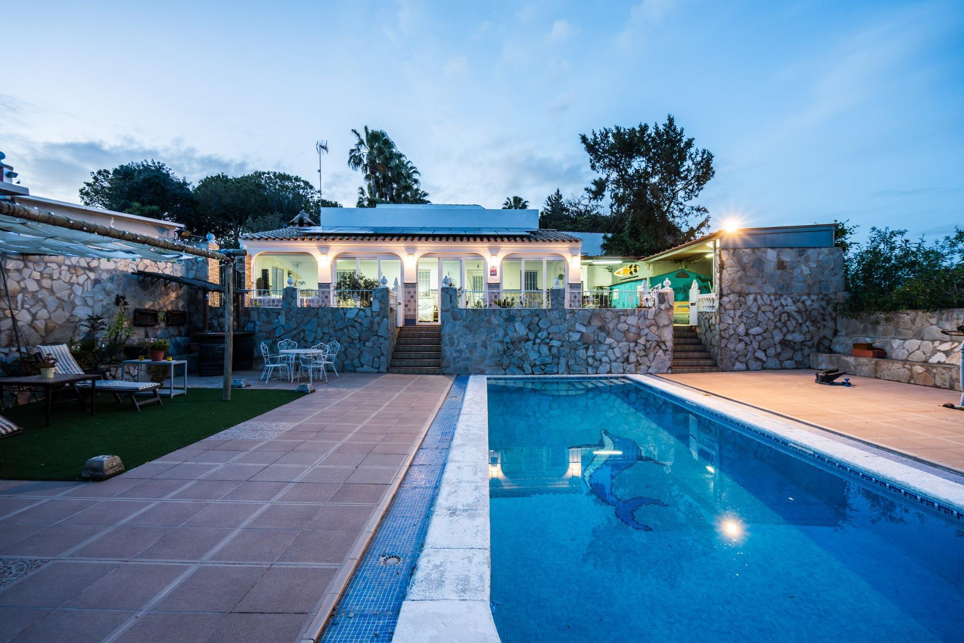 50-68 CORTIJO ANDALUZ CON VARIAS EDIFICACIONES, PISCINA Y 8.000 M² DE TERRENO EN CHICLANA DE LA FRONTERA E