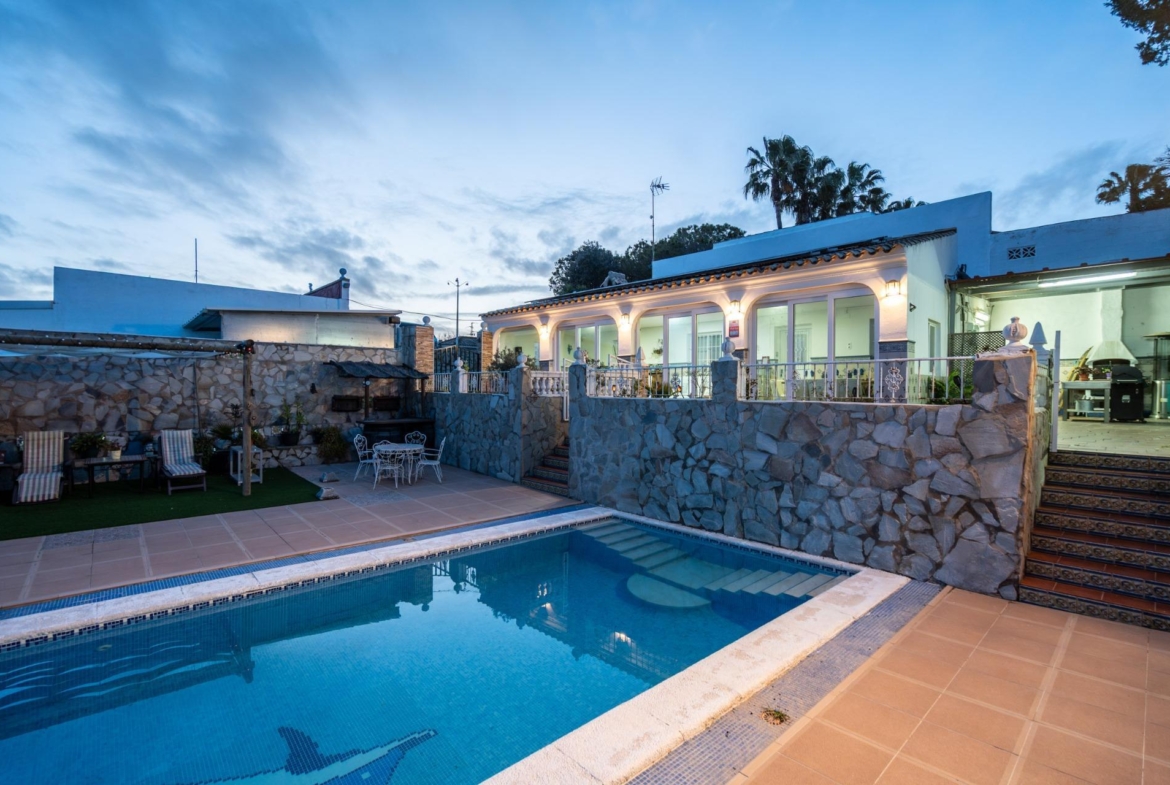 CORTIJO ANDALUZ CON VARIAS EDIFICACIONES, PISCINA Y 8.000 M² DE TERRENO EN CHICLANA DE LA FRONTERA E