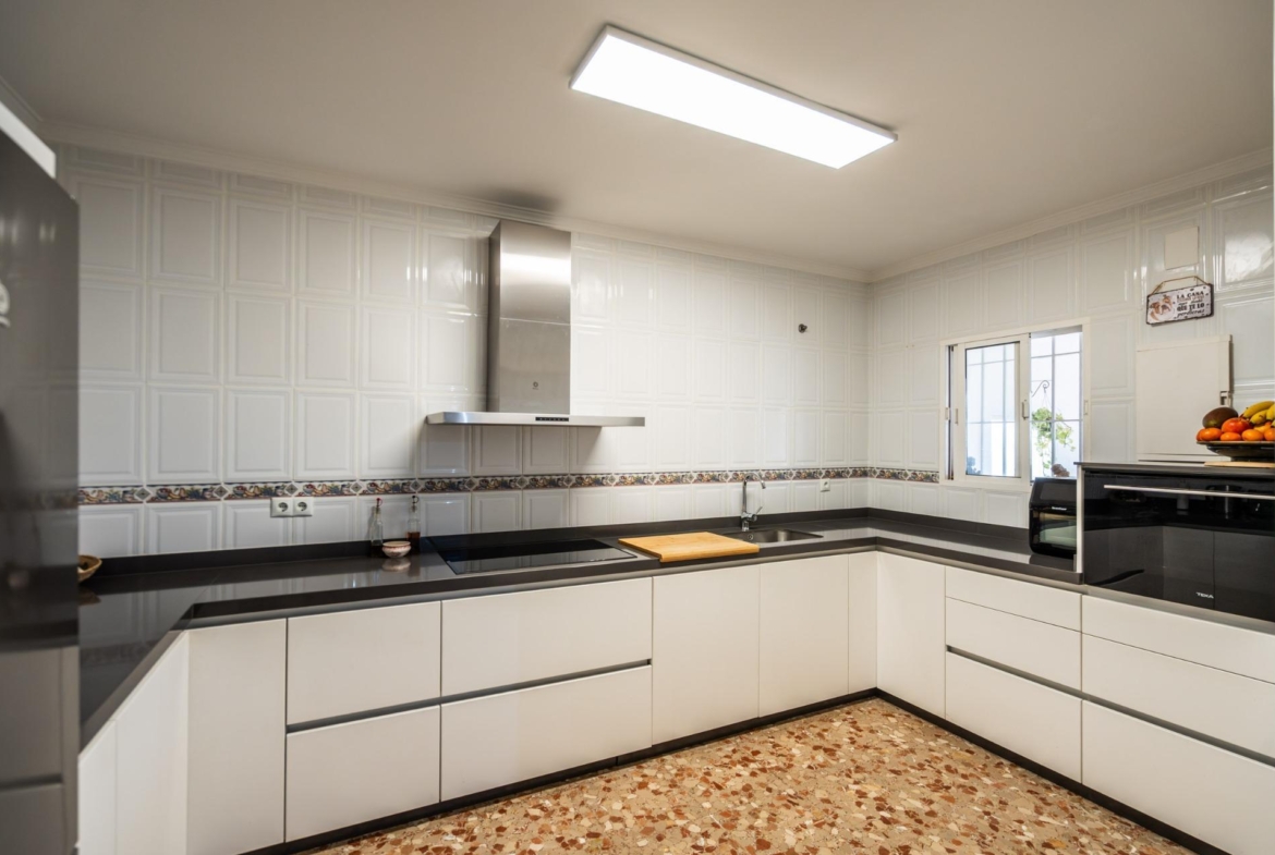 CORTIJO ANDALUZ CON VARIAS EDIFICACIONES, PISCINA Y 8.000 M² DE TERRENO EN CHICLANA DE LA FRONTERA E