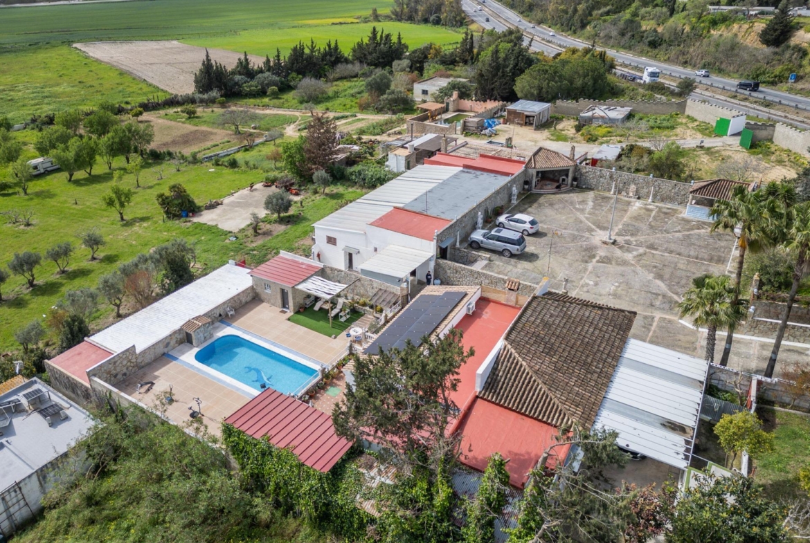 CORTIJO ANDALUZ CON VARIAS EDIFICACIONES, PISCINA Y 8.000 M² DE TERRENO EN CHICLANA DE LA FRONTERA E
