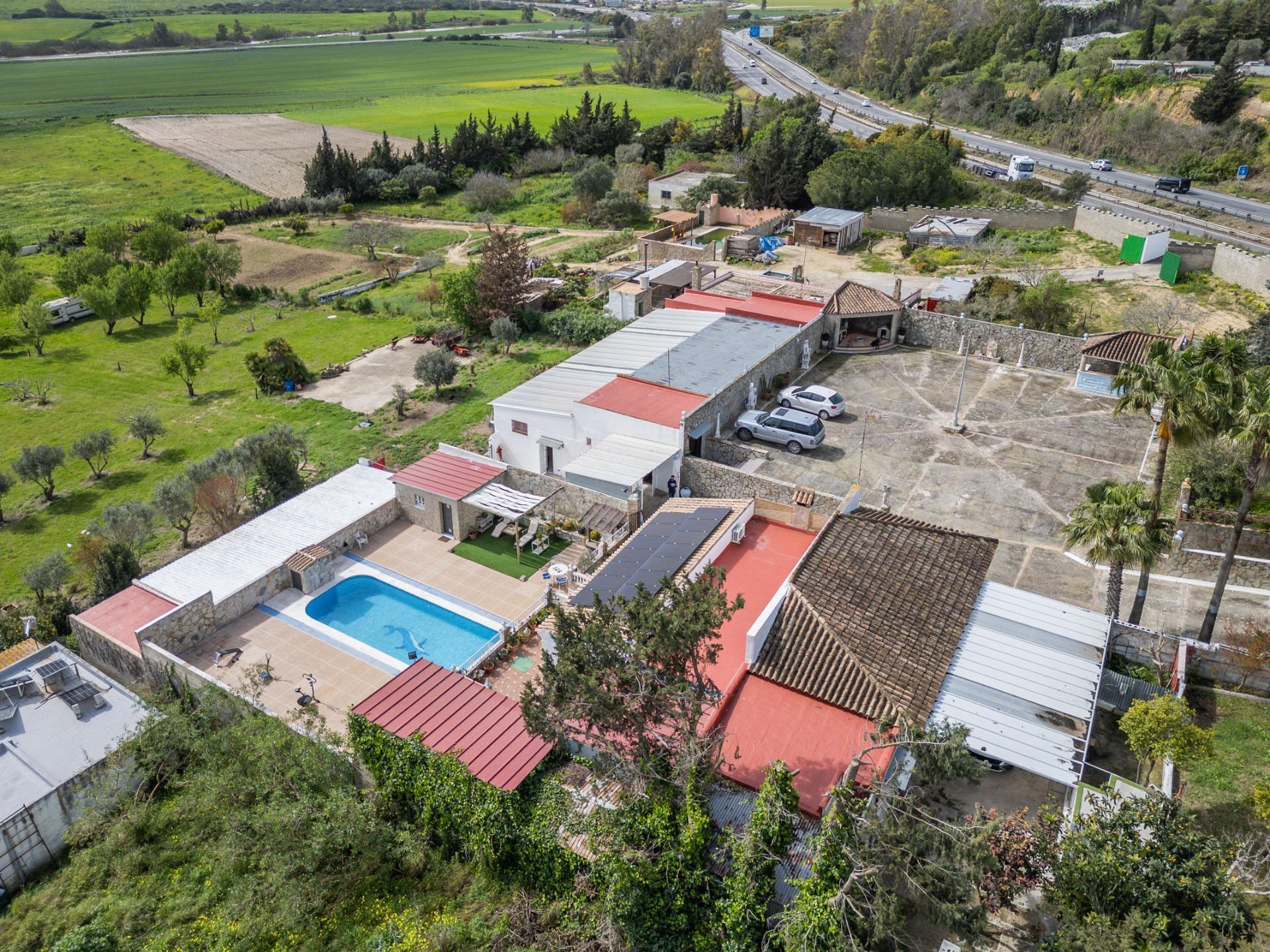 50-71 CORTIJO ANDALUZ CON VARIAS EDIFICACIONES, PISCINA Y 8.000 M² DE TERRENO EN CHICLANA DE LA FRONTERA E
