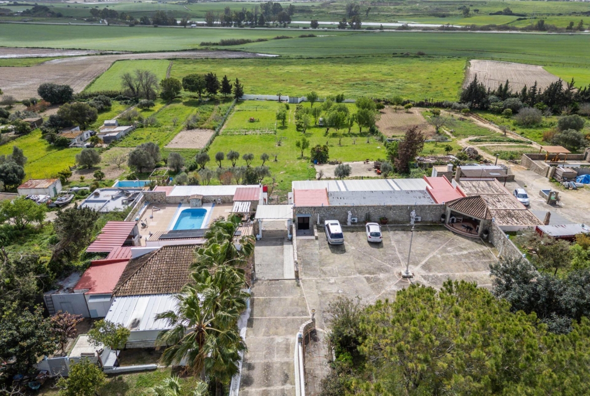 CORTIJO ANDALUZ CON VARIAS EDIFICACIONES, PISCINA Y 8.000 M² DE TERRENO EN CHICLANA DE LA FRONTERA E