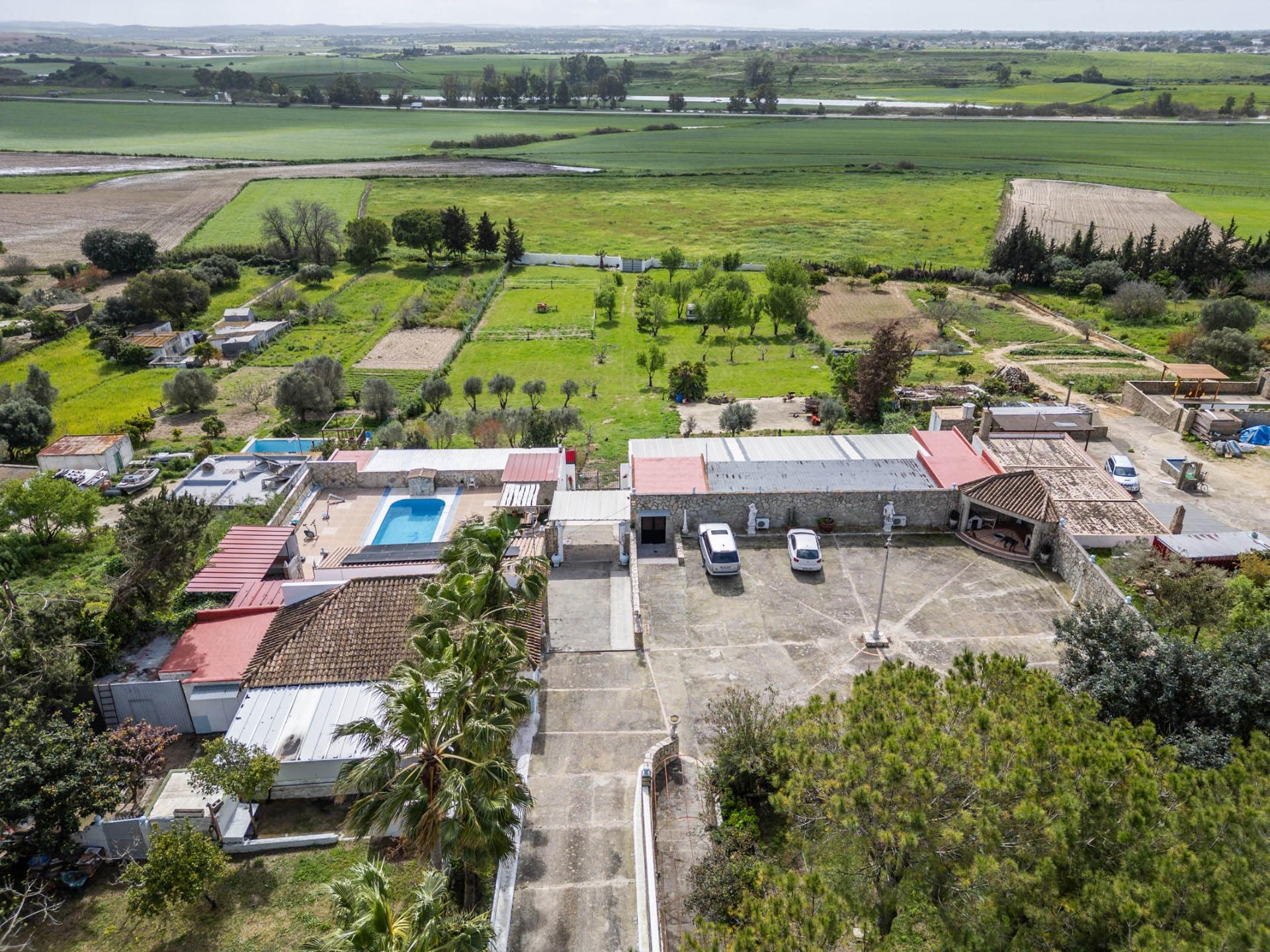 50-72 CORTIJO ANDALUZ CON VARIAS EDIFICACIONES, PISCINA Y 8.000 M² DE TERRENO EN CHICLANA DE LA FRONTERA E
