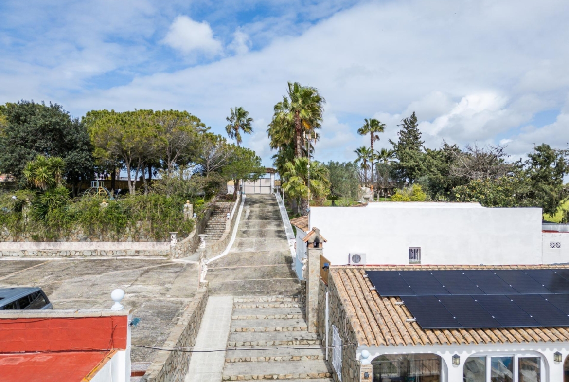 CORTIJO ANDALUZ CON VARIAS EDIFICACIONES, PISCINA Y 8.000 M² DE TERRENO EN CHICLANA DE LA FRONTERA E