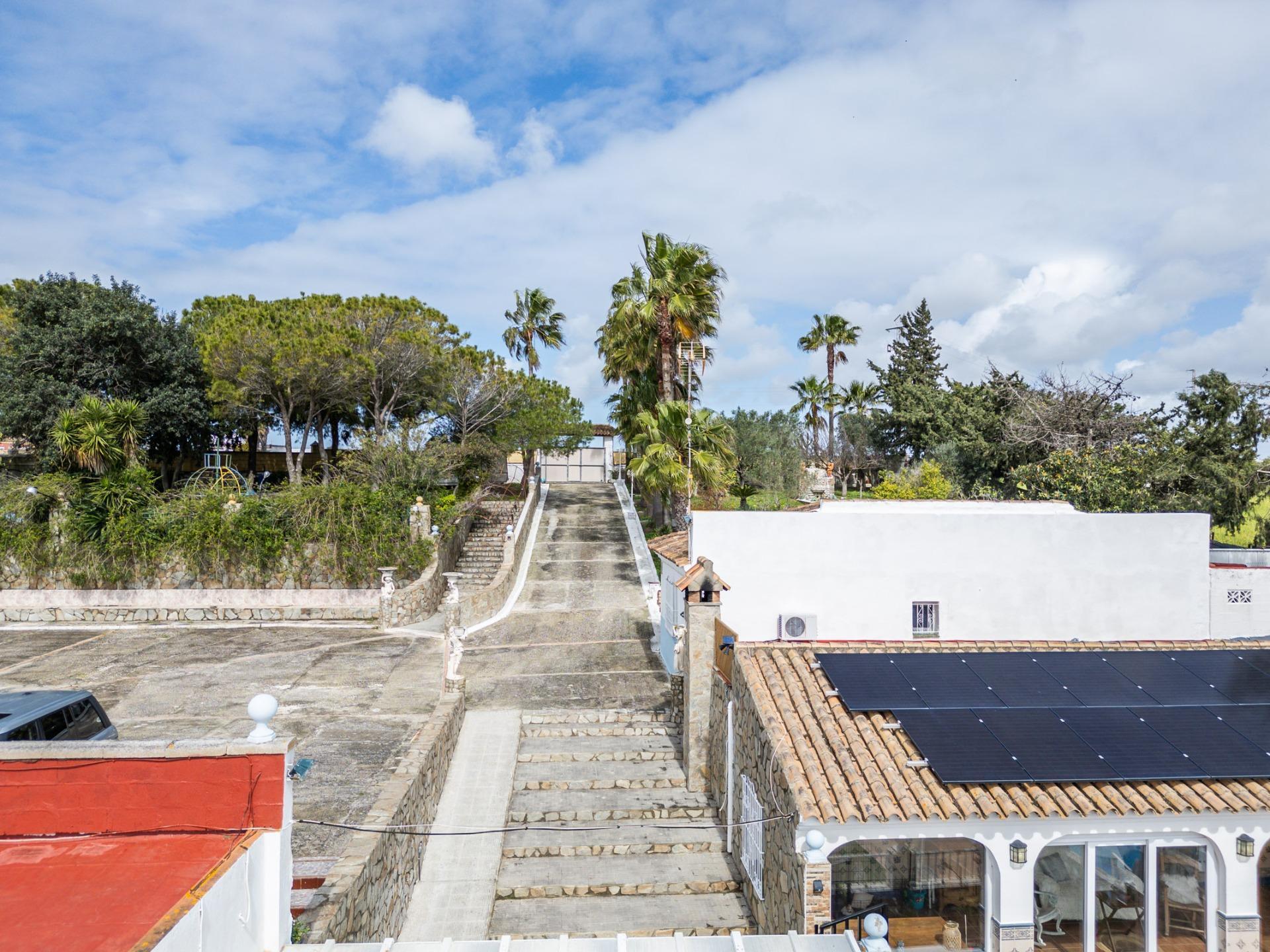 50-73 CORTIJO ANDALUZ CON VARIAS EDIFICACIONES, PISCINA Y 8.000 M² DE TERRENO EN CHICLANA DE LA FRONTERA E
