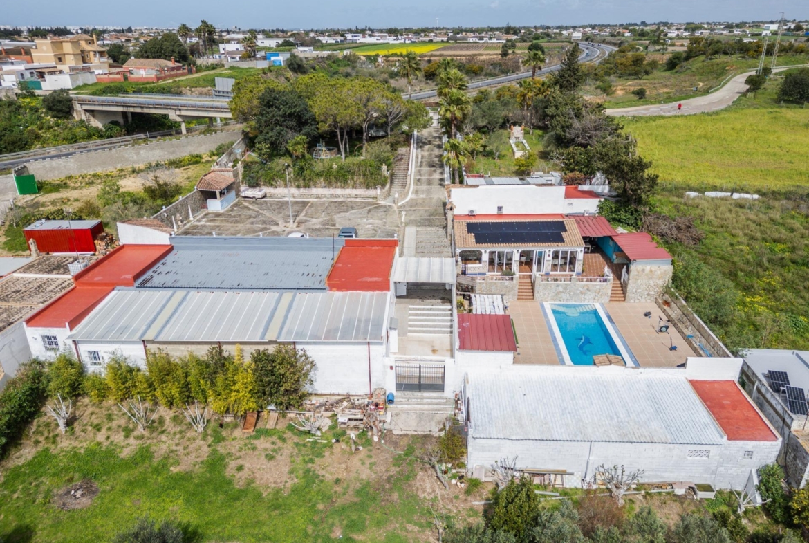 CORTIJO ANDALUZ CON VARIAS EDIFICACIONES, PISCINA Y 8.000 M² DE TERRENO EN CHICLANA DE LA FRONTERA E