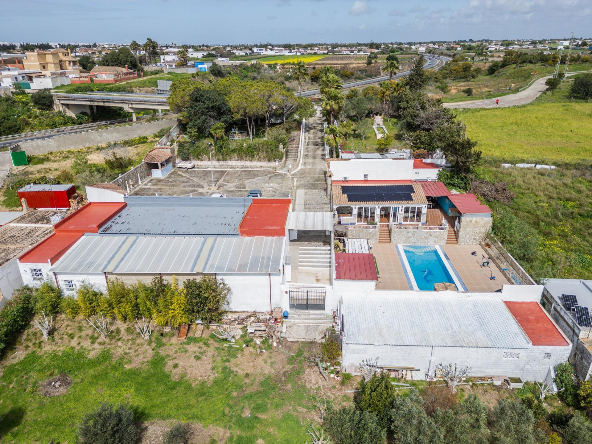 50-74 CORTIJO ANDALUZ CON VARIAS EDIFICACIONES, PISCINA Y 8.000 M² DE TERRENO EN CHICLANA DE LA FRONTERA E