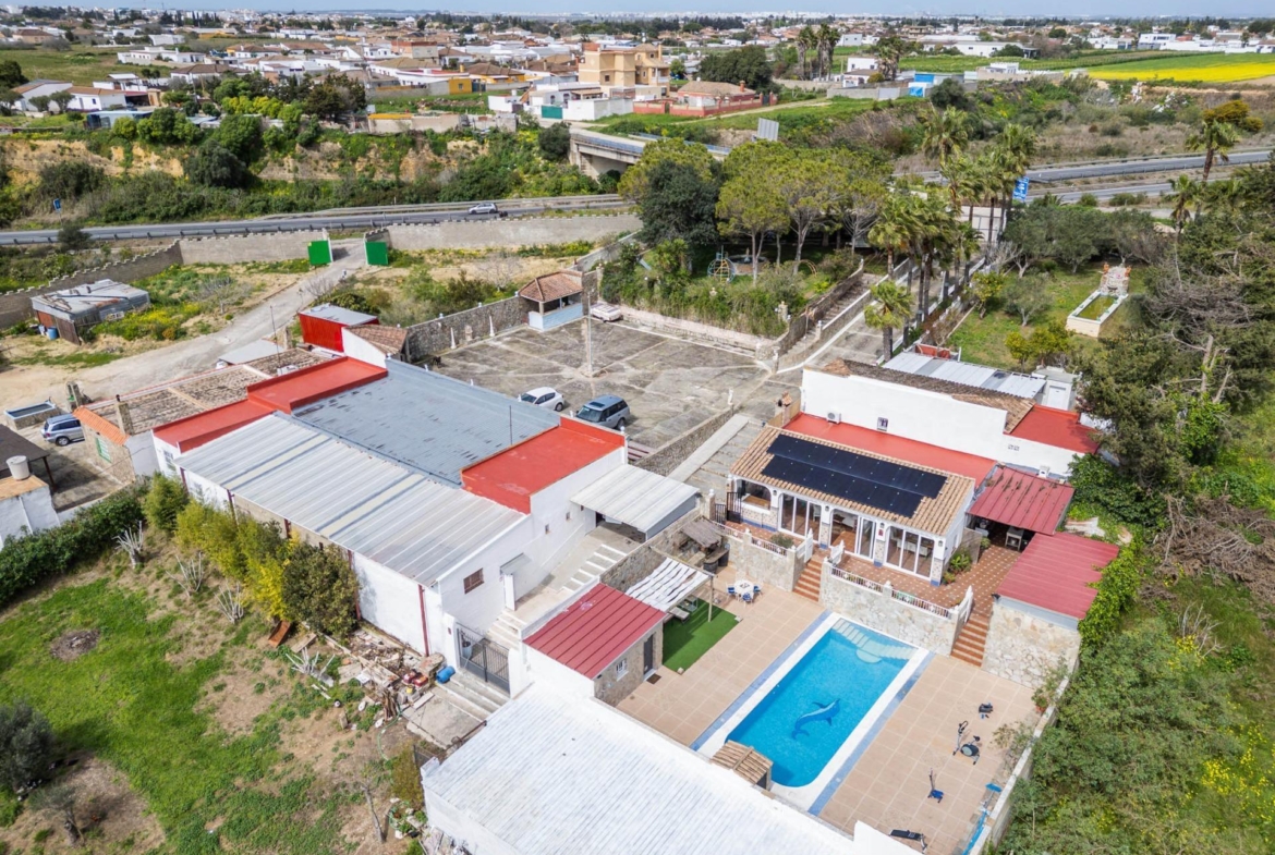 CORTIJO ANDALUZ CON VARIAS EDIFICACIONES, PISCINA Y 8.000 M² DE TERRENO EN CHICLANA DE LA FRONTERA E