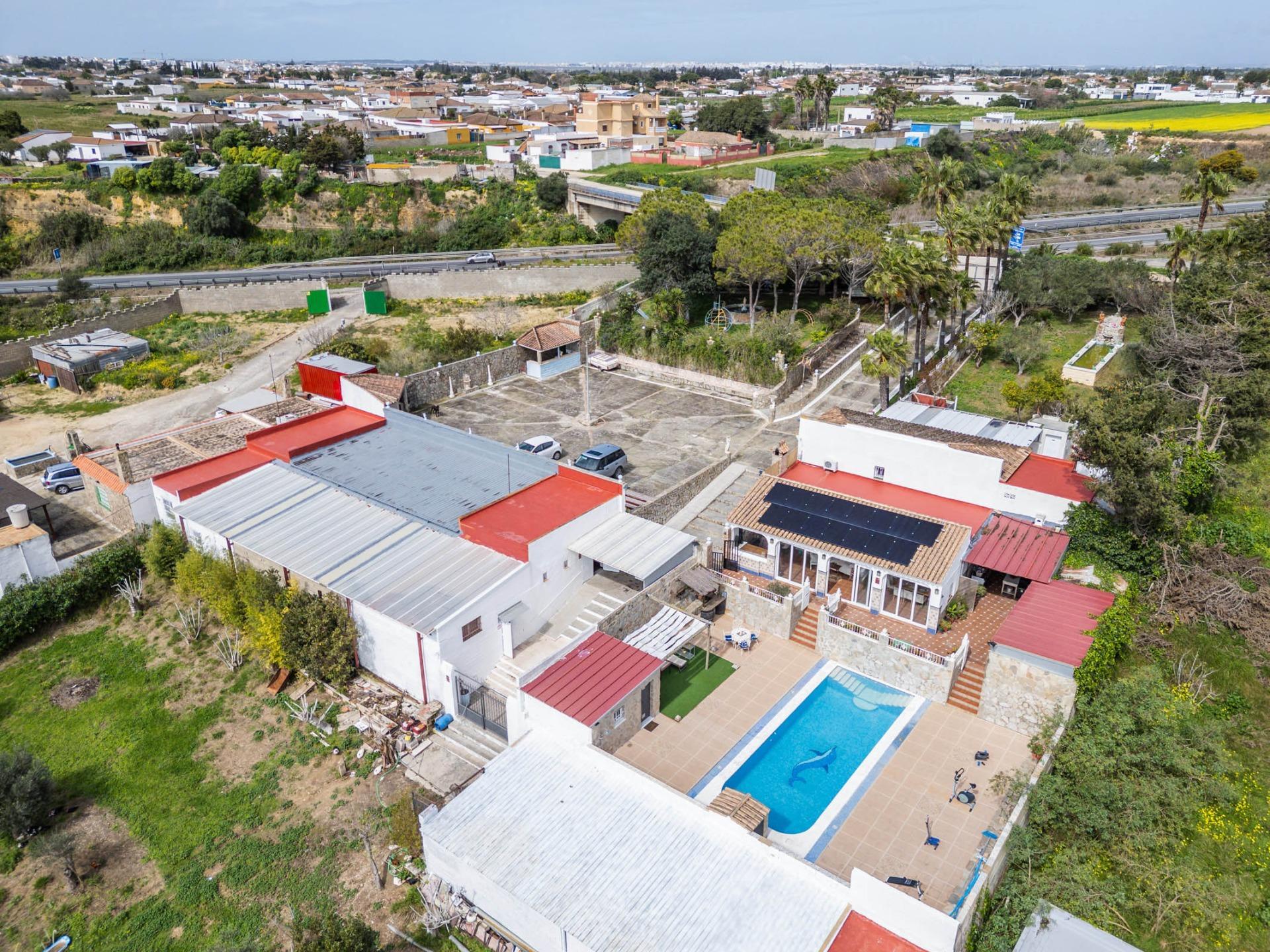 50-75 CORTIJO ANDALUZ CON VARIAS EDIFICACIONES, PISCINA Y 8.000 M² DE TERRENO EN CHICLANA DE LA FRONTERA E