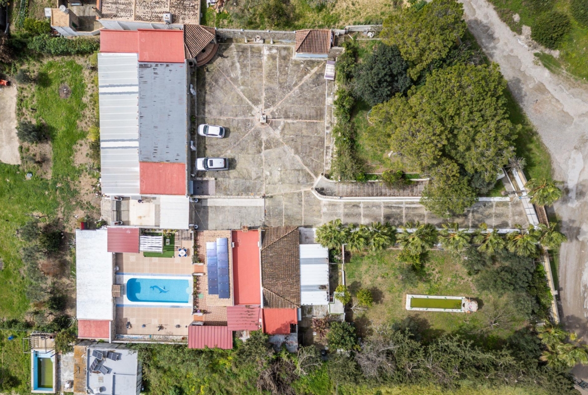 CORTIJO ANDALUZ CON VARIAS EDIFICACIONES, PISCINA Y 8.000 M² DE TERRENO EN CHICLANA DE LA FRONTERA E