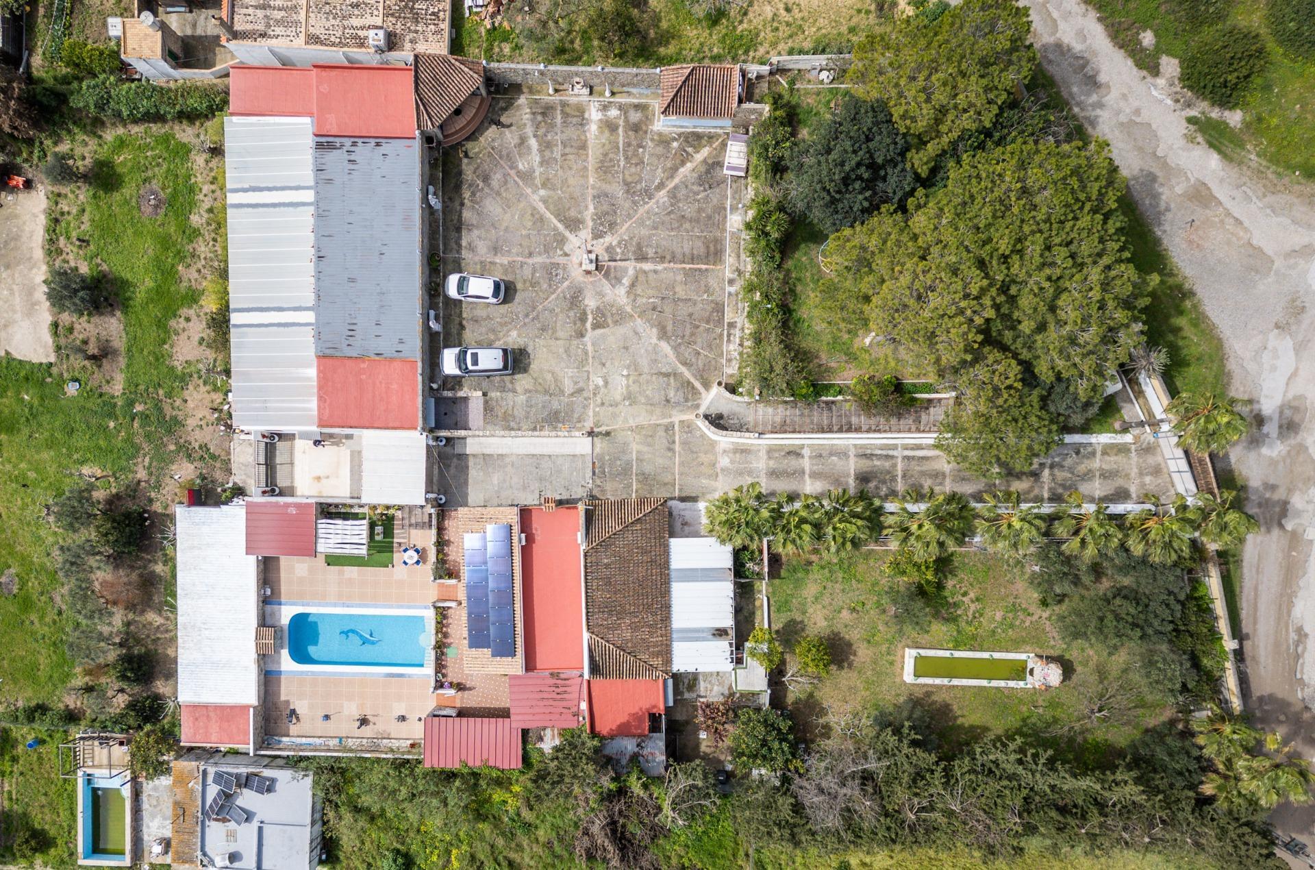 50-76 CORTIJO ANDALUZ CON VARIAS EDIFICACIONES, PISCINA Y 8.000 M² DE TERRENO EN CHICLANA DE LA FRONTERA E