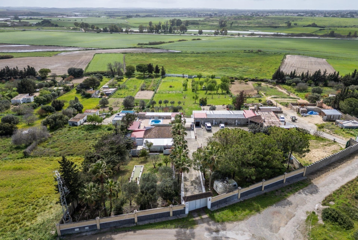 CORTIJO ANDALUZ CON VARIAS EDIFICACIONES, PISCINA Y 8.000 M² DE TERRENO EN CHICLANA DE LA FRONTERA E