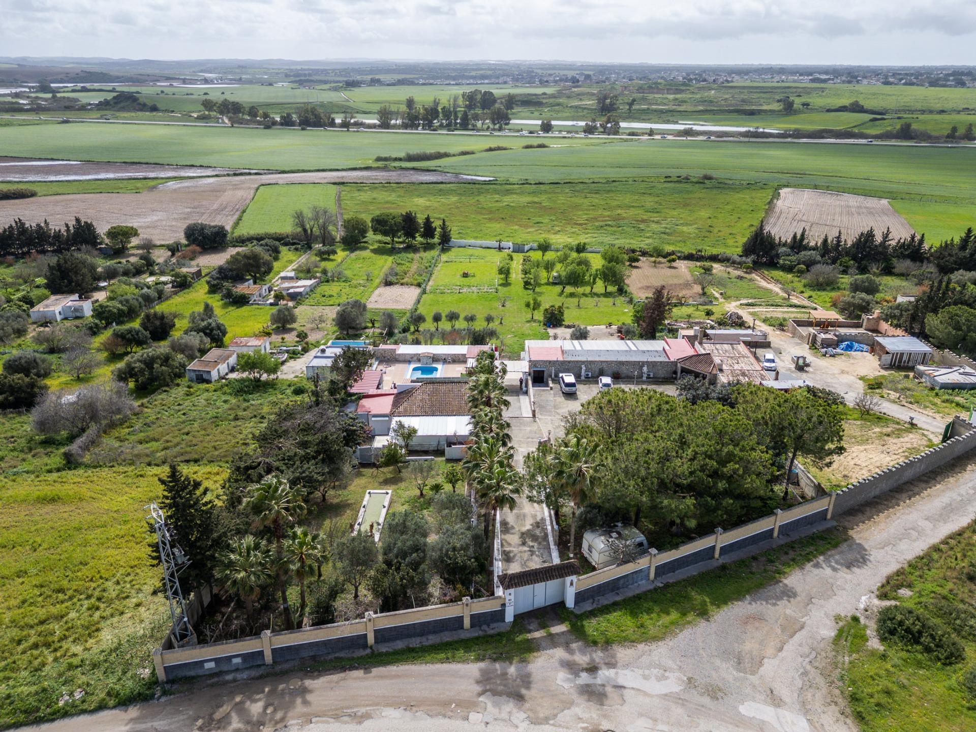 50-77 CORTIJO ANDALUZ CON VARIAS EDIFICACIONES, PISCINA Y 8.000 M² DE TERRENO EN CHICLANA DE LA FRONTERA E