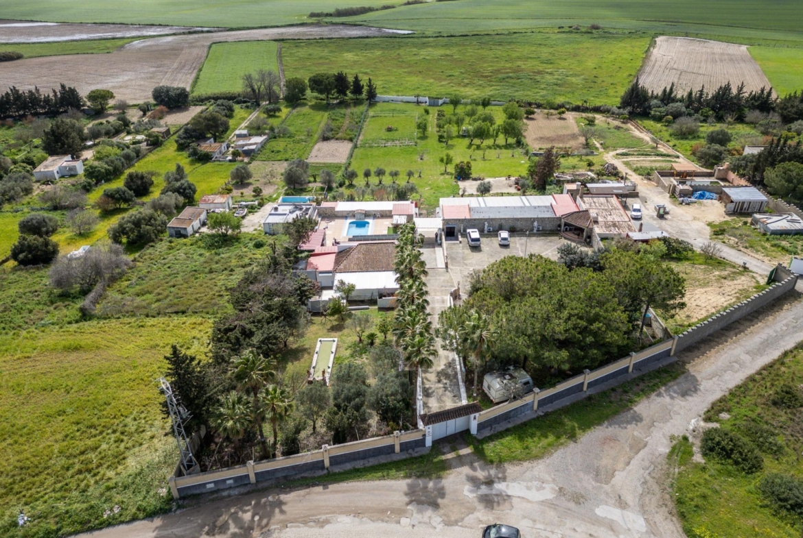 CORTIJO ANDALUZ CON VARIAS EDIFICACIONES, PISCINA Y 8.000 M² DE TERRENO EN CHICLANA DE LA FRONTERA E