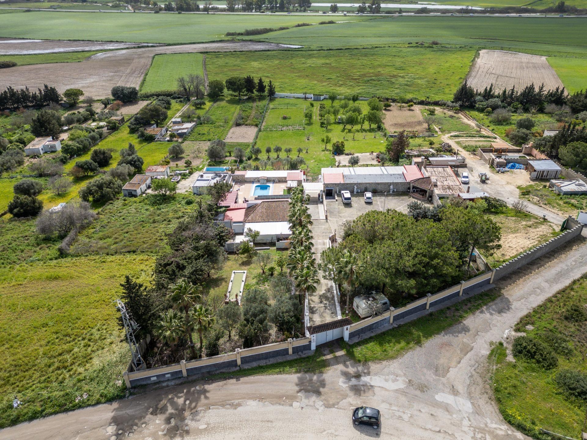 50-78 CORTIJO ANDALUZ CON VARIAS EDIFICACIONES, PISCINA Y 8.000 M² DE TERRENO EN CHICLANA DE LA FRONTERA E