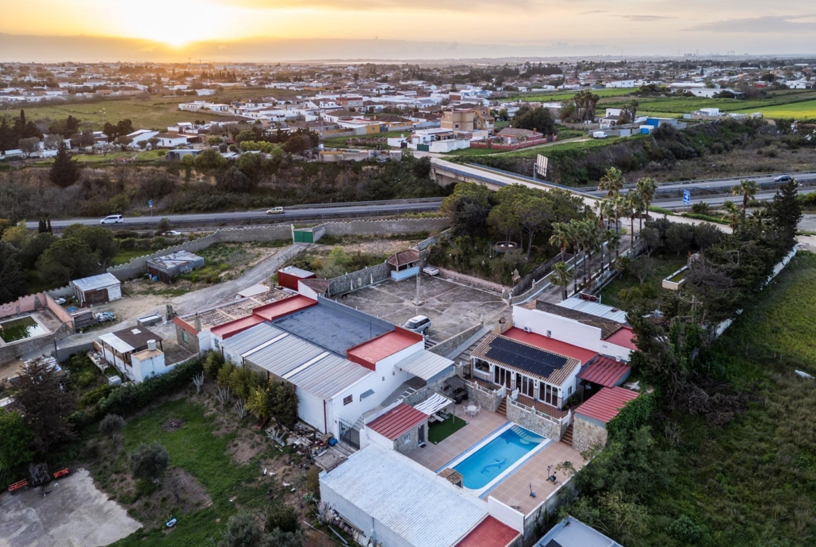 CORTIJO ANDALUZ CON VARIAS EDIFICACIONES, PISCINA Y 8.000 M² DE TERRENO EN CHICLANA DE LA FRONTERA E