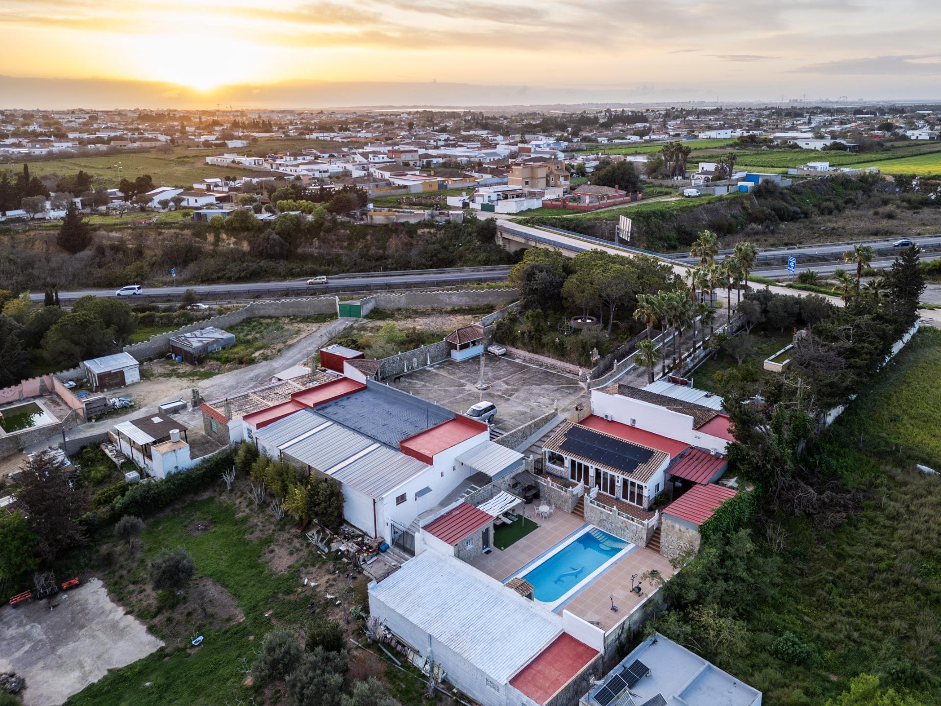 50-80 CORTIJO ANDALUZ CON VARIAS EDIFICACIONES, PISCINA Y 8.000 M² DE TERRENO EN CHICLANA DE LA FRONTERA E