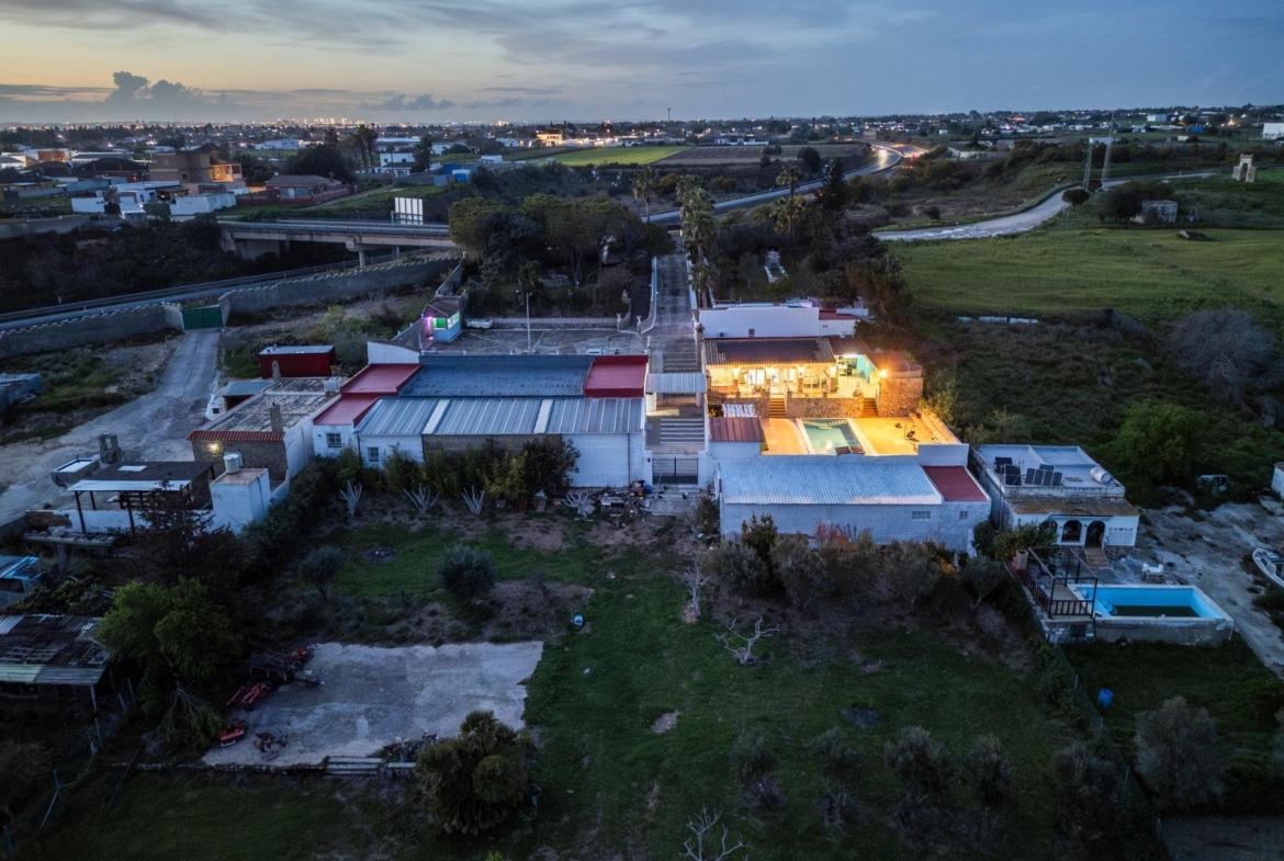 CORTIJO ANDALUZ CON VARIAS EDIFICACIONES, PISCINA Y 8.000 M² DE TERRENO EN CHICLANA DE LA FRONTERA E