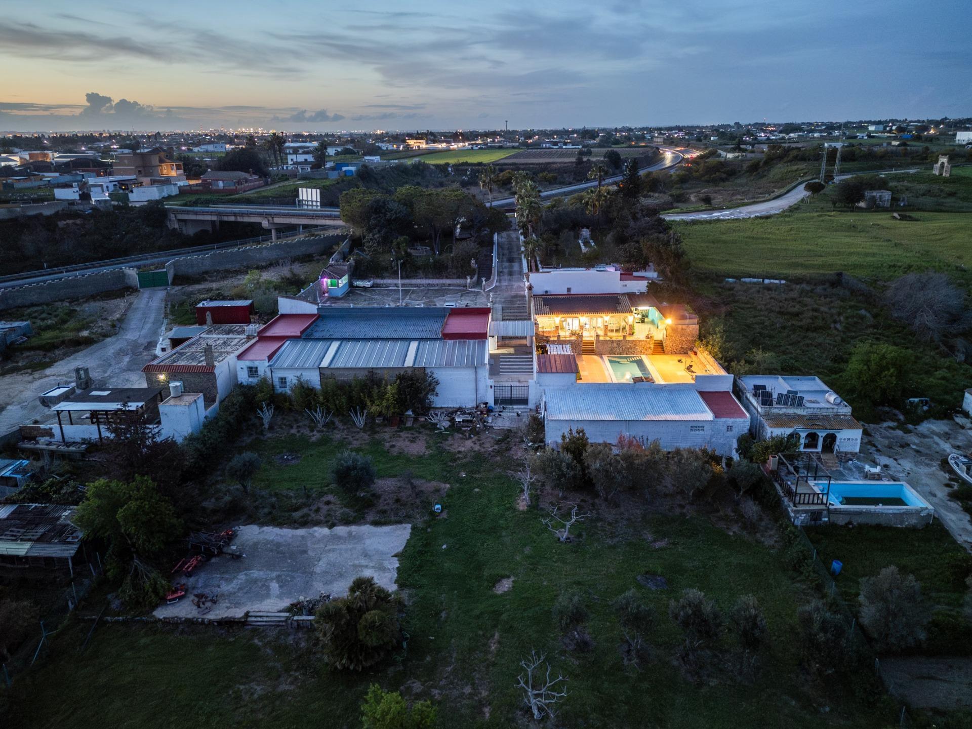 50-81 CORTIJO ANDALUZ CON VARIAS EDIFICACIONES, PISCINA Y 8.000 M² DE TERRENO EN CHICLANA DE LA FRONTERA E