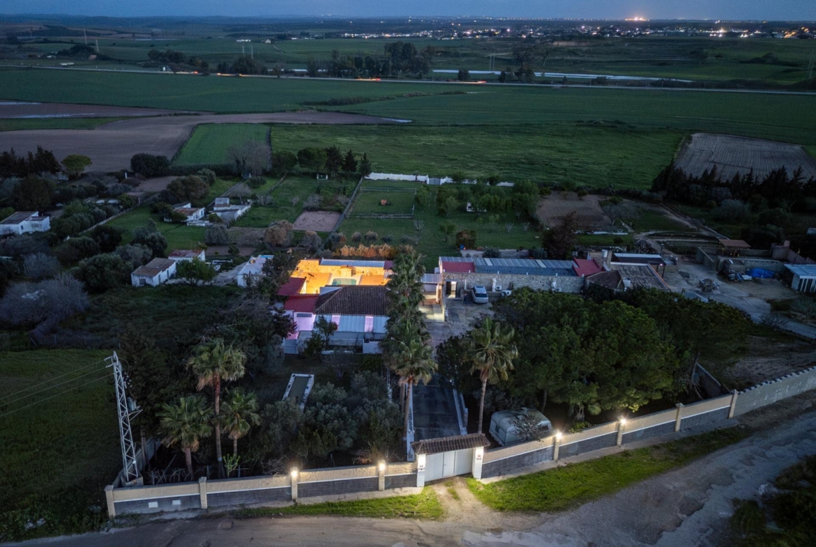 CORTIJO ANDALUZ CON VARIAS EDIFICACIONES, PISCINA Y 8.000 M² DE TERRENO EN CHICLANA DE LA FRONTERA E