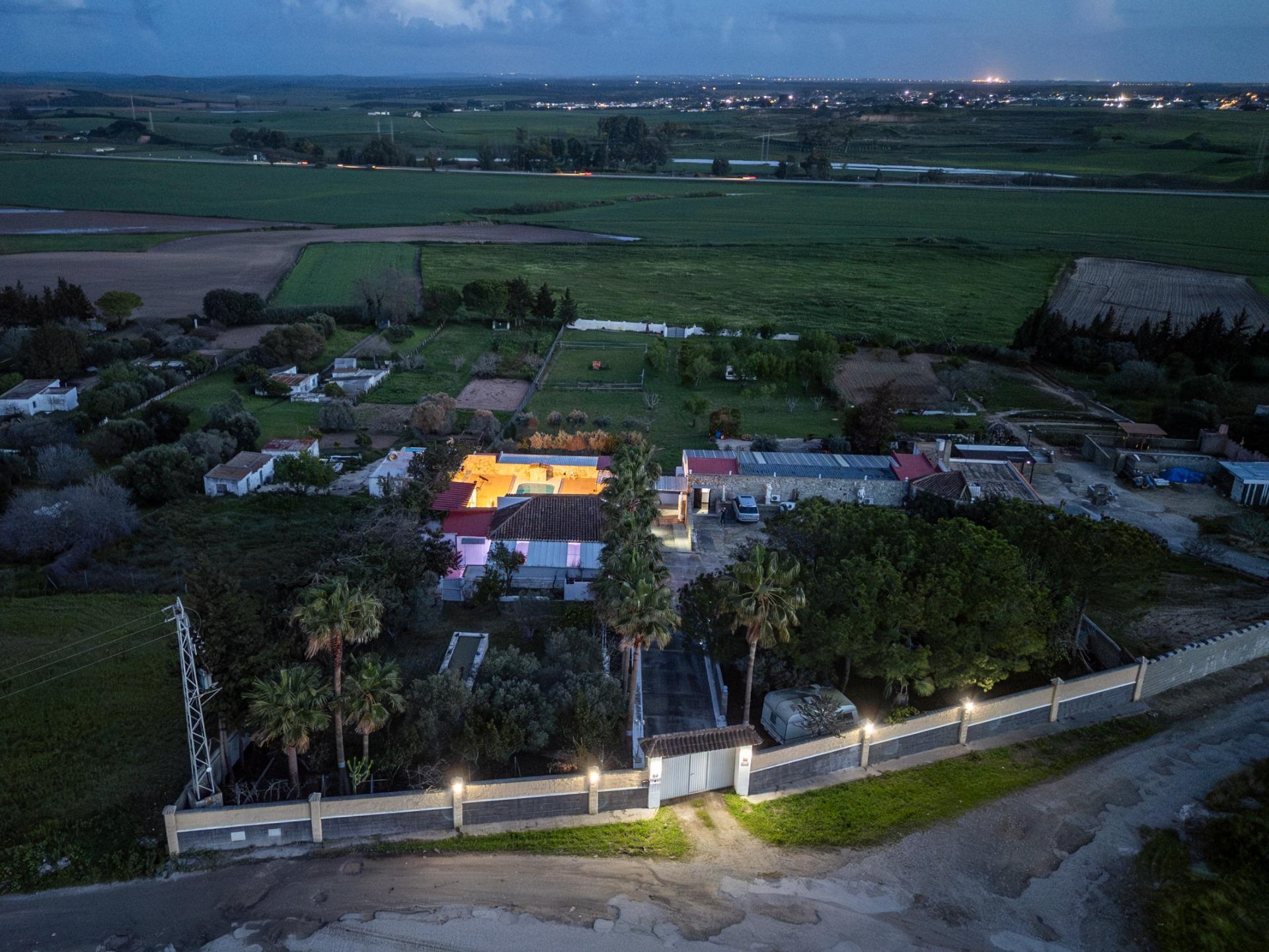 50-82 CORTIJO ANDALUZ CON VARIAS EDIFICACIONES, PISCINA Y 8.000 M² DE TERRENO EN CHICLANA DE LA FRONTERA E