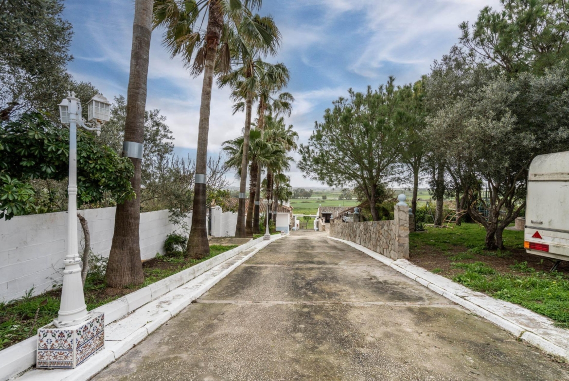 CORTIJO ANDALUZ CON VARIAS EDIFICACIONES, PISCINA Y 8.000 M² DE TERRENO EN CHICLANA DE LA FRONTERA E
