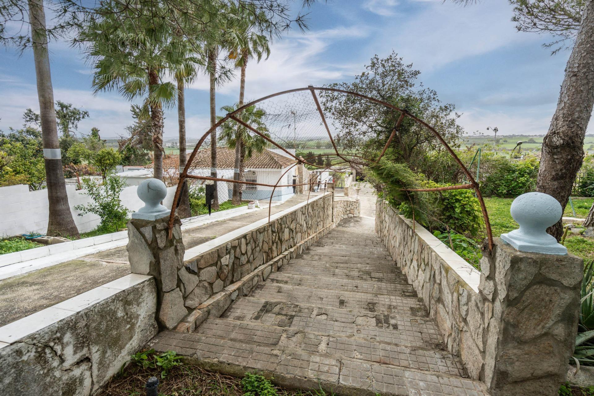 50-84 CORTIJO ANDALUZ CON VARIAS EDIFICACIONES, PISCINA Y 8.000 M² DE TERRENO EN CHICLANA DE LA FRONTERA E