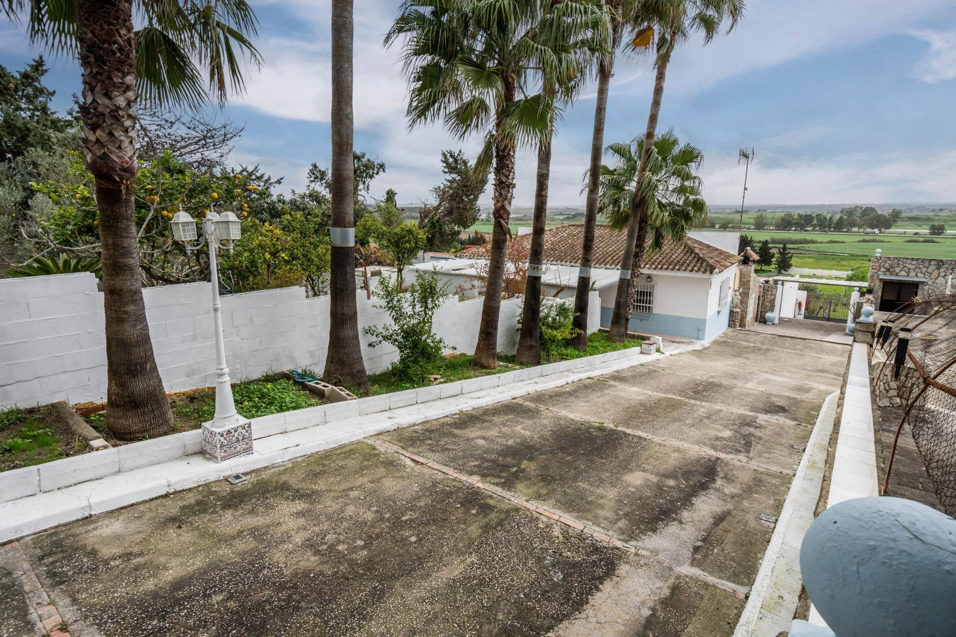 50-85 CORTIJO ANDALUZ CON VARIAS EDIFICACIONES, PISCINA Y 8.000 M² DE TERRENO EN CHICLANA DE LA FRONTERA E