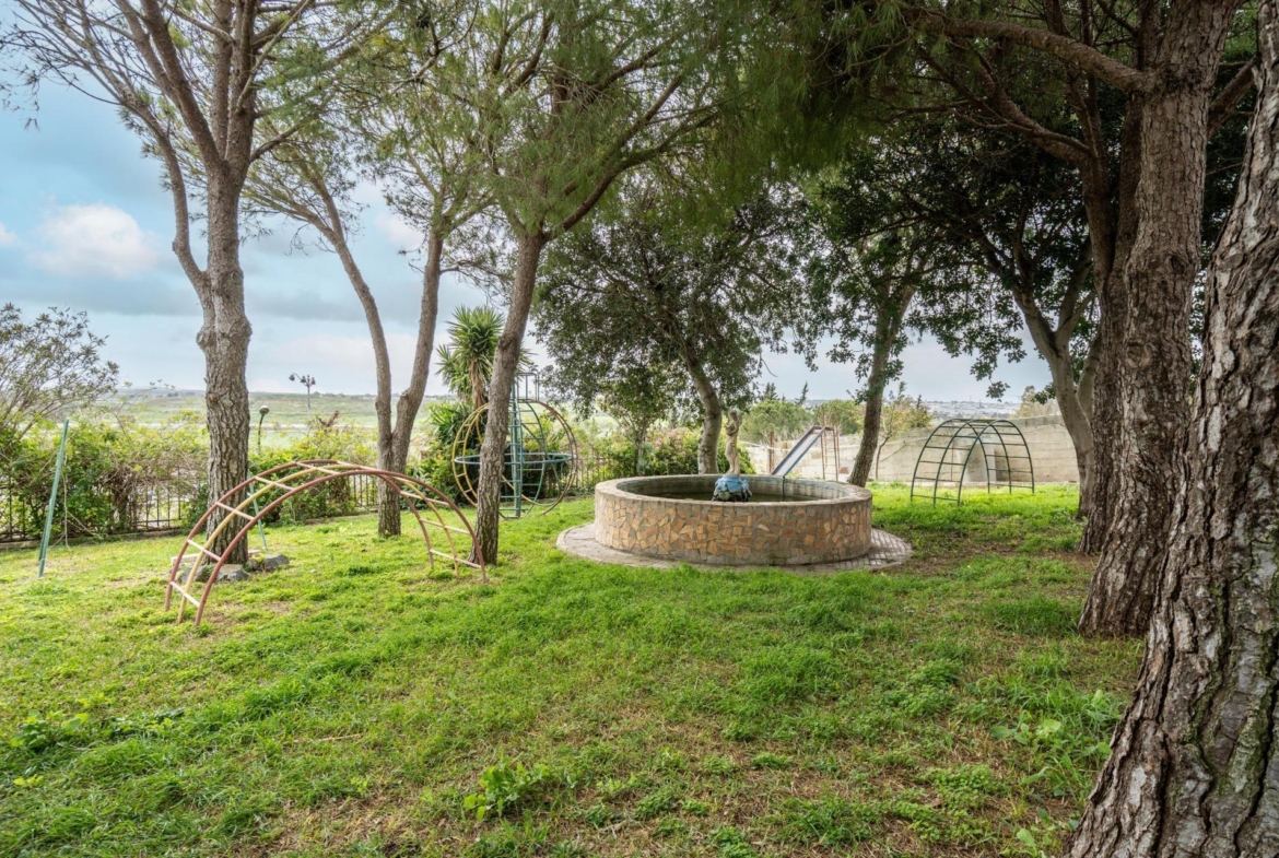 CORTIJO ANDALUZ CON VARIAS EDIFICACIONES, PISCINA Y 8.000 M² DE TERRENO EN CHICLANA DE LA FRONTERA E