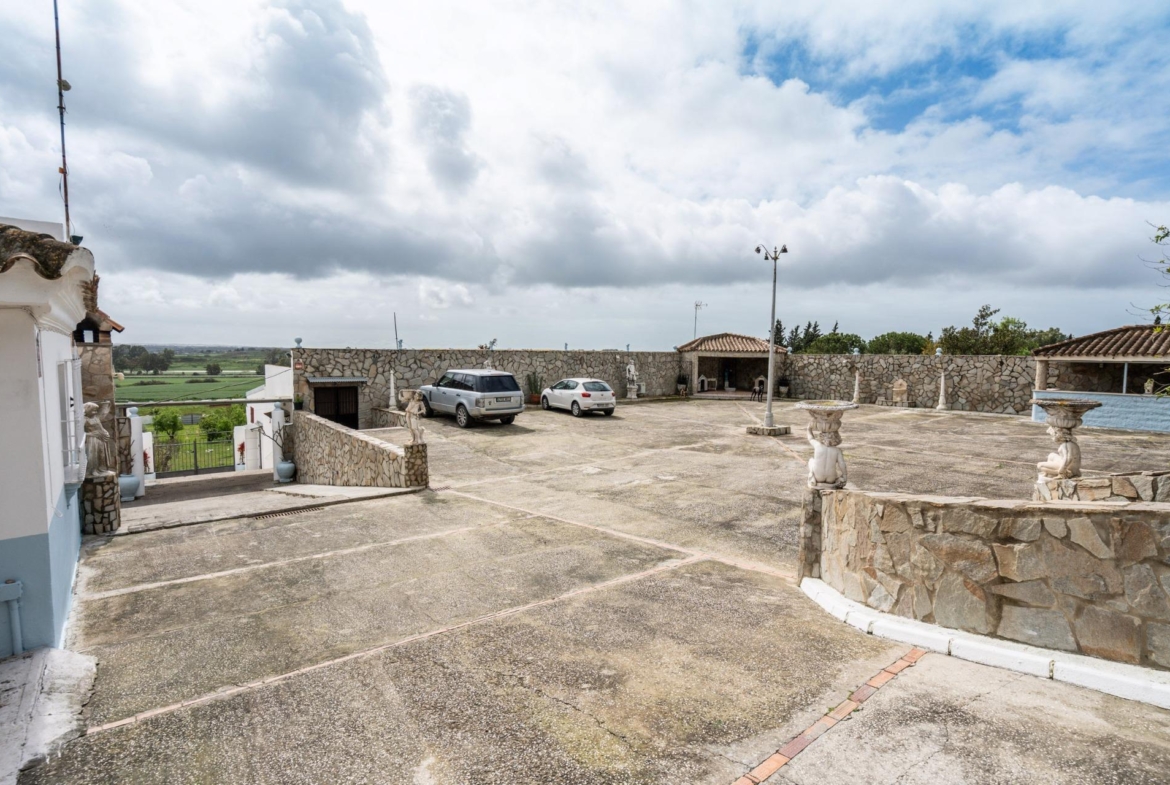 CORTIJO ANDALUZ CON VARIAS EDIFICACIONES, PISCINA Y 8.000 M² DE TERRENO EN CHICLANA DE LA FRONTERA E
