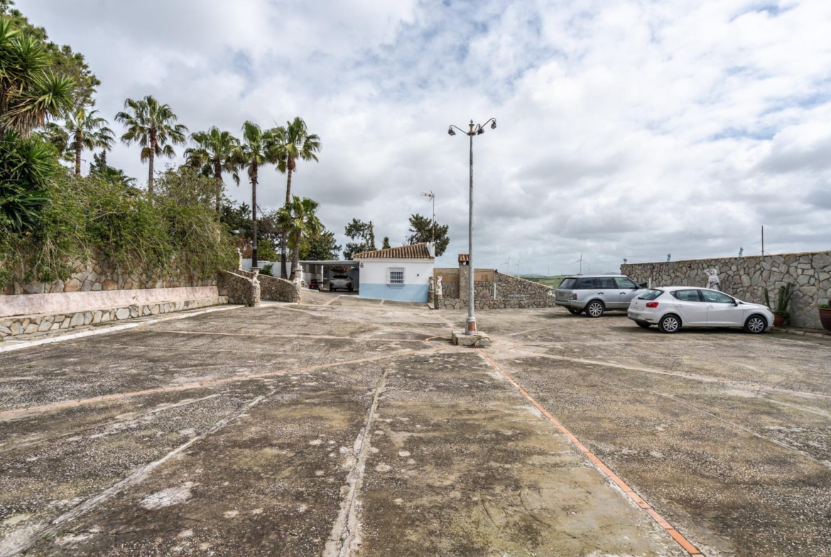 CORTIJO ANDALUZ CON VARIAS EDIFICACIONES, PISCINA Y 8.000 M² DE TERRENO EN CHICLANA DE LA FRONTERA E