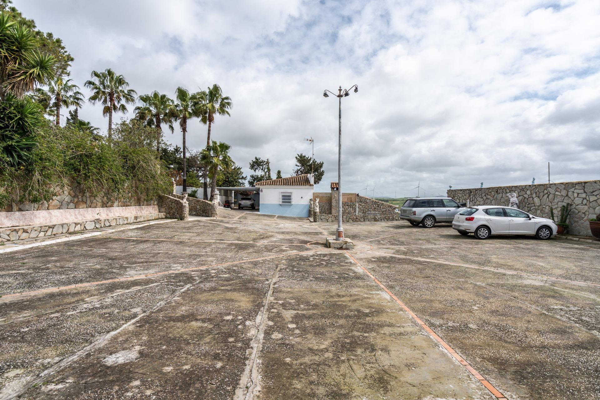50-90 CORTIJO ANDALUZ CON VARIAS EDIFICACIONES, PISCINA Y 8.000 M² DE TERRENO EN CHICLANA DE LA FRONTERA E