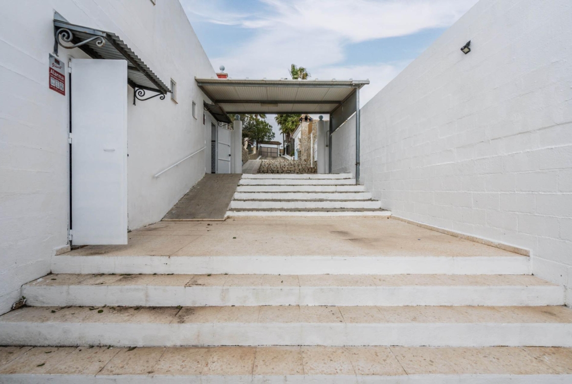 CORTIJO ANDALUZ CON VARIAS EDIFICACIONES, PISCINA Y 8.000 M² DE TERRENO EN CHICLANA DE LA FRONTERA E