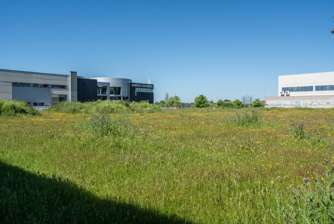 ¡OPORTUNIDAD INVERSORES Y EMPRESAS! Parcela Urbana de 2.627 m² Frente al Núcleo Urbano Ubicación pri