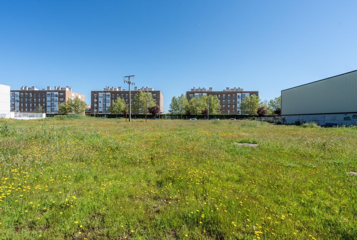 ¡OPORTUNIDAD INVERSORES Y EMPRESAS! Parcela Urbana de 2.627 m² Frente al Núcleo Urbano Ubicación pri